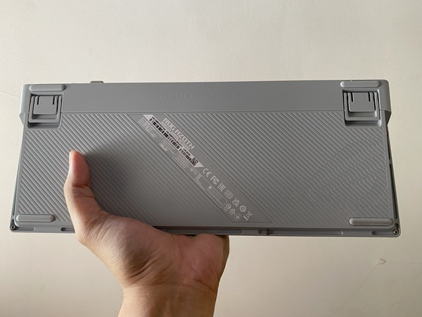 review asus rog azoth yang punya bobot cukup berat